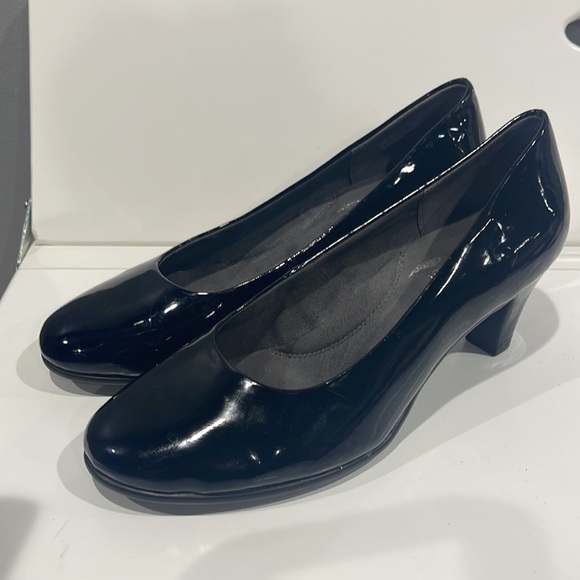 Women’s Aerosoles Heelrest Size 8 Black Heels - Picture 2 of 6